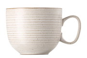 Zijaanzicht van een zandkleurig cappuccinokopje met geribbeld oppervlak en oor.