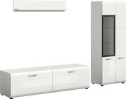 Modernes weißes Wohnzimmerset mit niedrigem TV-Lowboard und hohem Vitrinenschrank mit Glastür und Glasböden, freigestellt auf weißem Hintergrund, Perspektive: leicht schräg von vorne