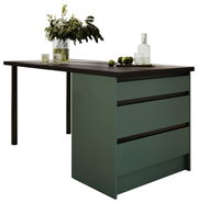 Moderne Kücheninsel mit grünen Schubladen und dunkler Arbeitsplatte, dekoriert mit Pflanzen und Gläsern, seitliche Perspektive