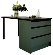 Moderne Kücheninsel mit grünen Schubladen und dunkler Arbeitsplatte, dekoriert mit Pflanzen und Gläsern, seitliche Perspektive