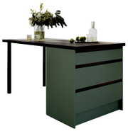 Moderne Kücheninsel mit grünen Schubladen und dunkler Arbeitsplatte, dekoriert mit Pflanzen und Gläsern, seitliche Perspektive