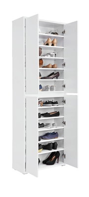 Weißer XXL-Schuhschrank mit offenen Türen, gefüllt mit verschiedenen Schuhen, aus der Perspektive von vorne.