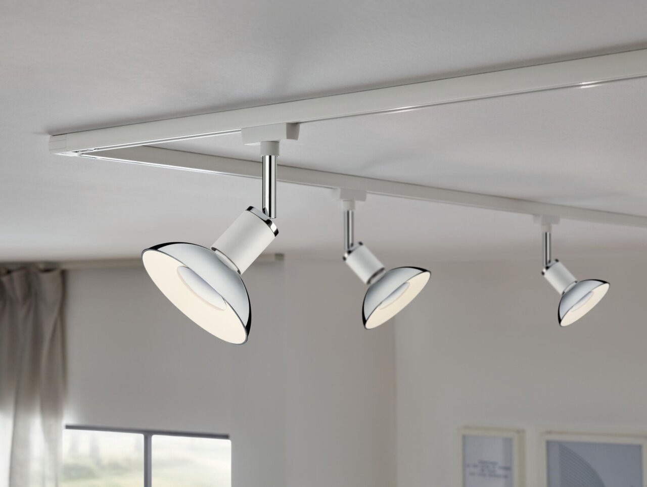 Dreifache LED-Deckenleuchte in modernem Design, seitliche Perspektive