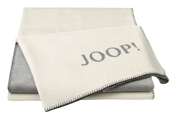 Beige und graue Decke mit dem Schriftzug 'JOOP!' in einer gefalteten Perspektive.