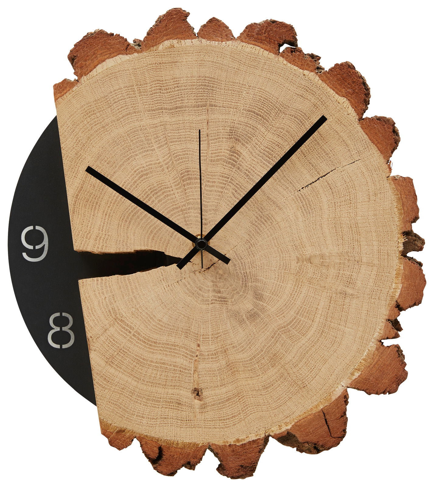 Wanduhr aus einem Holzstamm mit sichtbaren Jahresringen und schwarzen Zeigern, seitliche Perspektive