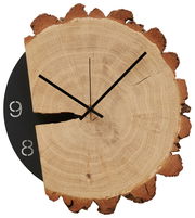 Wanduhr aus einem Holzstamm mit sichtbaren Jahresringen und schwarzen Zeigern, seitliche Perspektive