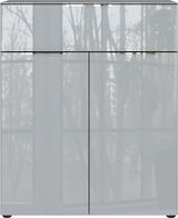 Moderne Kommode mit glänzender Oberfläche, frontal fotografiert vor einem Fenster