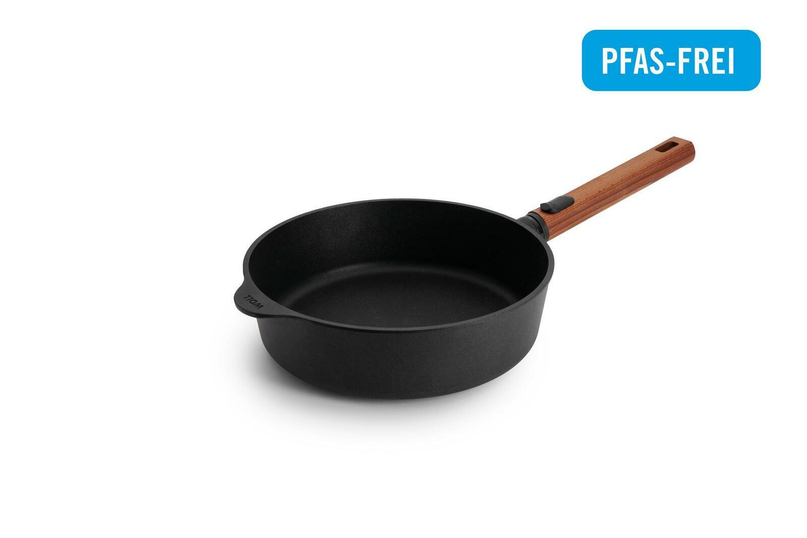 Guss-Hochrandpfanne 24cm mit Holzgriff, seitliche Perspektive, PFAS-frei