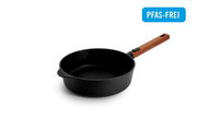 Guss-Hochrandpfanne 24cm mit Holzgriff, seitliche Perspektive, PFAS-frei