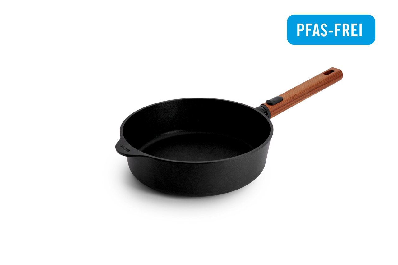 Guss-Hochrandpfanne 24cm mit Holzgriff, seitliche Perspektive, PFAS-frei