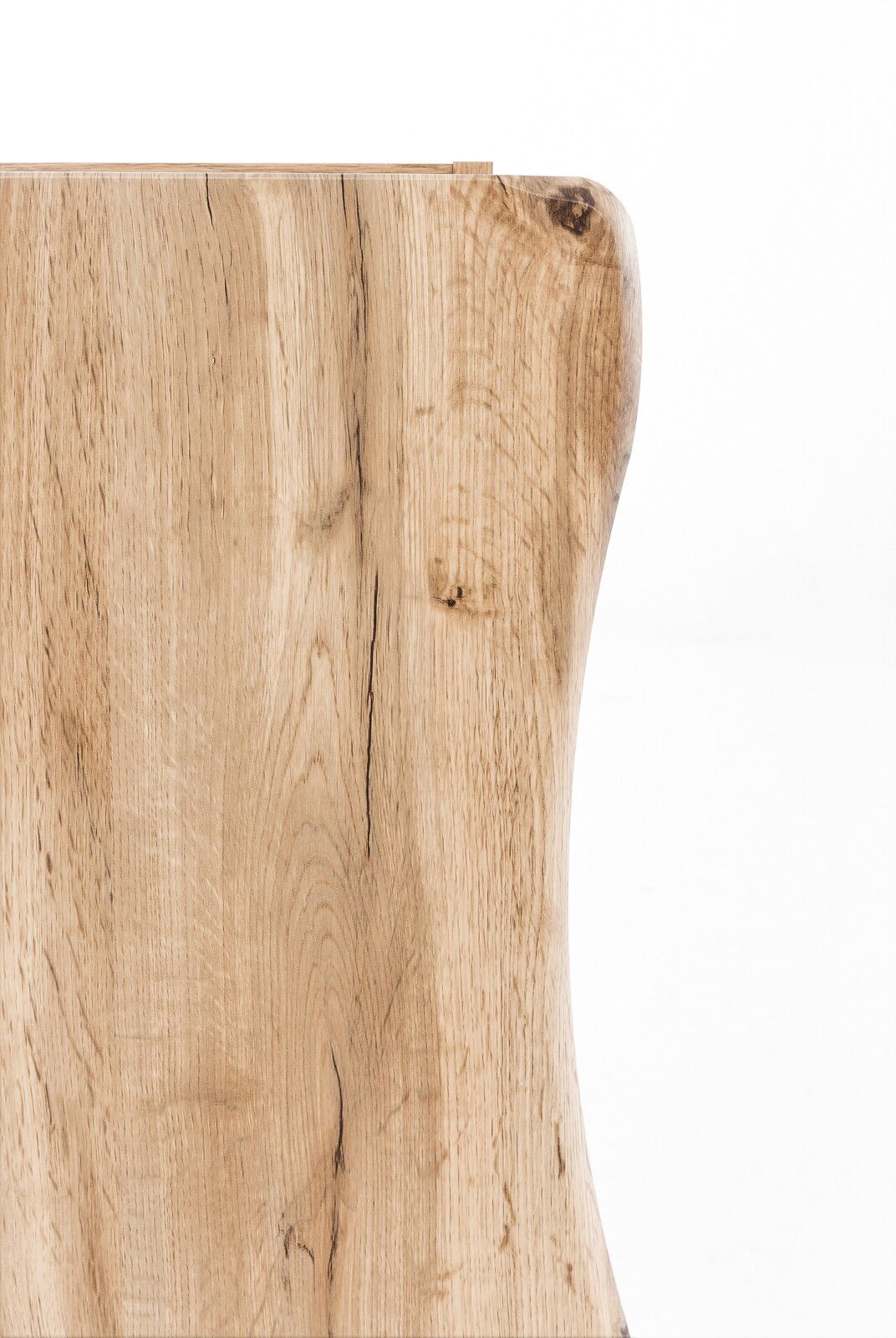 Nahaufnahme eines Hängeschranks aus hellem Holz mit natürlicher Maserung, seitliche Perspektive