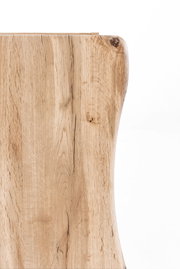 Nahaufnahme eines Hängeschranks aus hellem Holz mit natürlicher Maserung, seitliche Perspektive