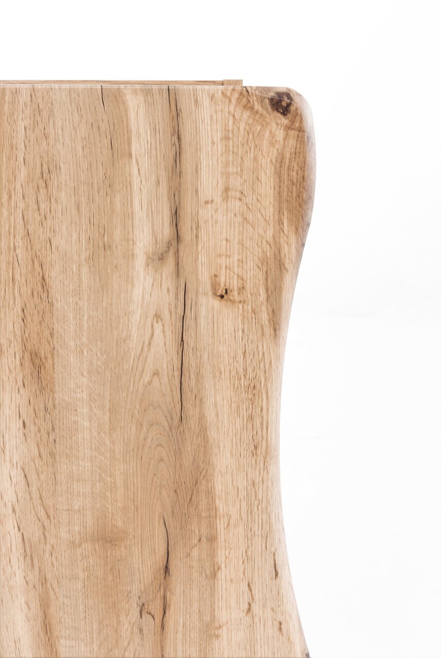 Nahaufnahme eines Hängeschranks aus hellem Holz mit natürlicher Maserung, seitliche Perspektive