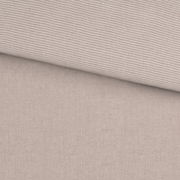 Nahaufnahme einer Wendebettwäsche mit einer Seite in feinem Streifenmuster und der anderen in einfarbigem Beige.