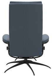 Rückansicht eines modernen Einzelsessels mit schwarzem Drehgestell und blauer Polsterung.