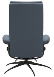 Achterkant van een moderne fauteuil met een zwart draaigestel en blauwe bekleding.