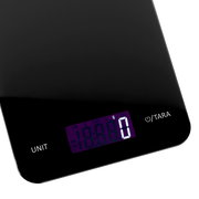 Digitale Küchenwaage in Schwarz mit LED-Anzeige, seitliche Perspektive