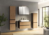 Modernes Waschtisch-Set mit Holzoptik, bestehend aus einem Waschbecken mit Unterschrank, zwei hohen Schränken und einem Spiegelschrank, in einer stilvollen Badezimmerumgebung. Frontalansicht.