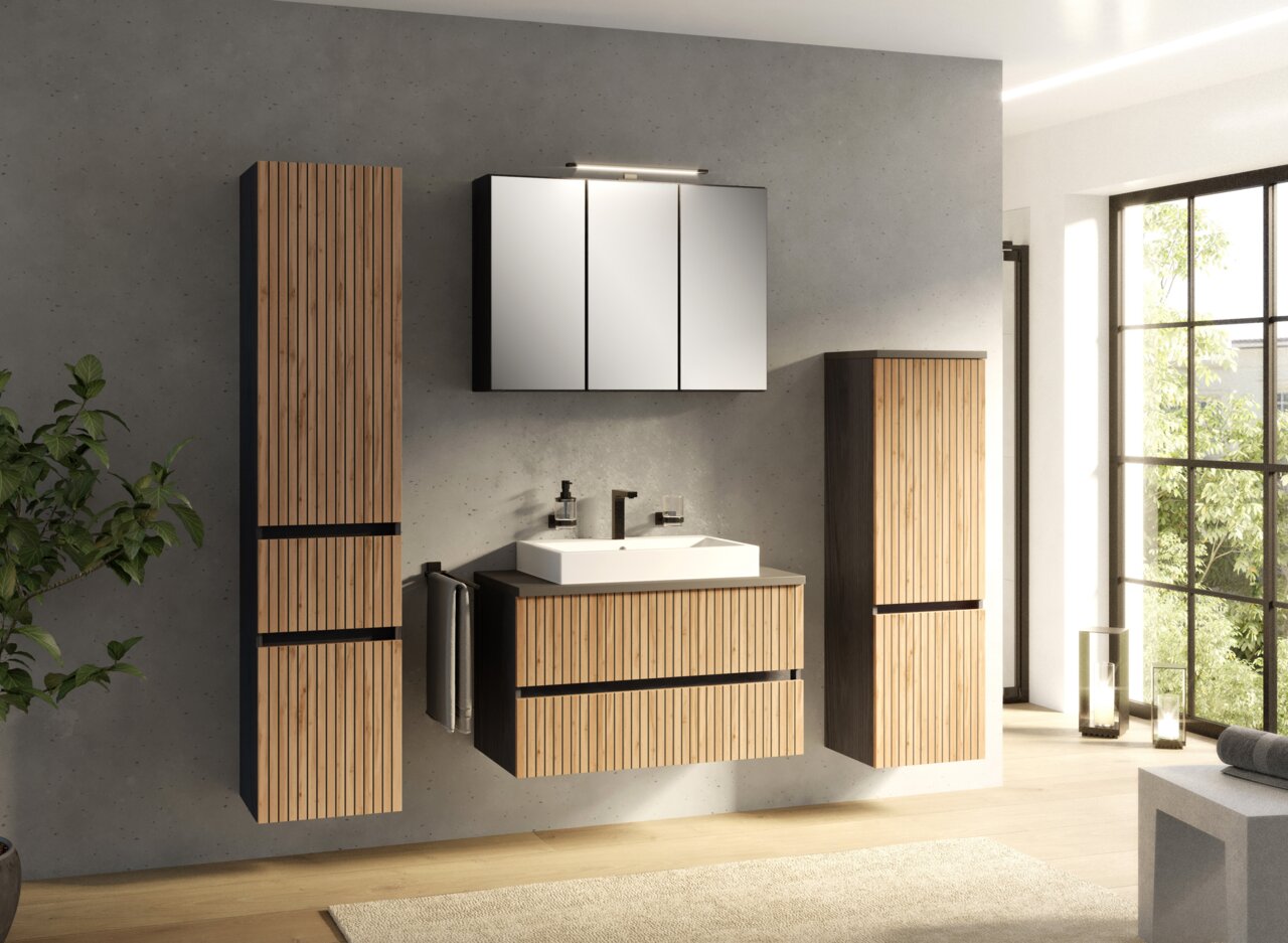 Modernes Waschtisch-Set mit Holzoptik, bestehend aus einem Waschbecken mit Unterschrank, zwei hohen Schränken und einem Spiegelschrank, in einer stilvollen Badezimmerumgebung. Frontalansicht.