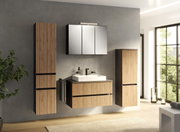 Modernes Waschtisch-Set mit Holzoptik, bestehend aus einem Waschbecken mit Unterschrank, zwei hohen Schränken und einem Spiegelschrank, in einer stilvollen Badezimmerumgebung. Frontalansicht.