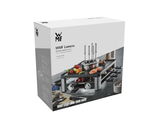 Verpackung der WMF Lumero Gourmet Station 3-in-1, schräg von vorne fotografiert, zeigt das Gerät mit Fonduegabeln und Grillplatte.