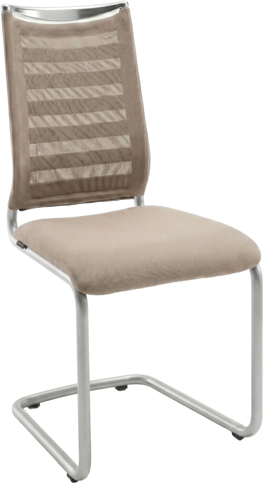 Beige sledestoel met metalen buisframe, gestoffeerde zitting en ademende mesh rugleuning, schuin van voren gefotografeerd op witte achtergrond