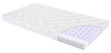 Matratze 60x120 mit herzförmigem Muster und einem Querschnitt, der die Schichten zeigt, aus einer schrägen Perspektive.