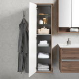 Geöffneter Hochschrank links mit weißen Handtüchern und Pflegeprodukten, seitliche Perspektive