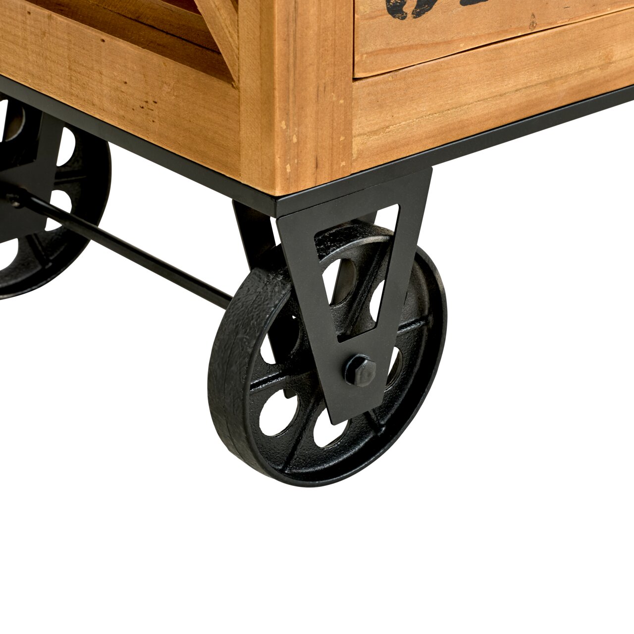 Nahaufnahme eines Bar- und Servierwagens mit robusten schwarzen Metallrädern und einem hölzernen Rahmen, seitliche Perspektive.