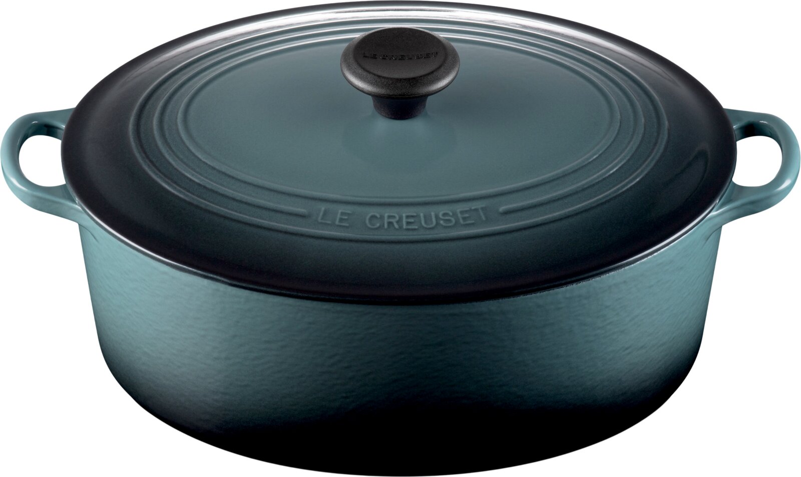 Ovaler Le Creuset Bräter in Petrol mit passendem Deckel, schwarzem Deckelknauf und zwei Seitengriffen, aus leicht erhöhter Frontperspektive vor weißem Hintergrund