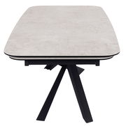 Moderner Esstisch mit heller Tischplatte und schwarzem Metallgestell, Frontalansicht