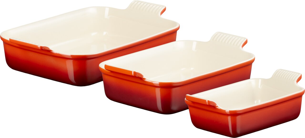 LE CREUSET Auflaufform 3er-Set Kirschrot Dreiteiliges Auflaufform-Set in Kirschrot, aus einer leicht erhöhten Perspektive fotografiert.