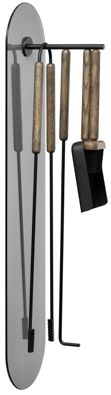 Kaminbesteck 5-teilig Ashi, bestehend aus Besen, Schaufel, Zange und Schürhaken mit Holzgriffen, an einer Wandhalterung montiert, seitliche Perspektive