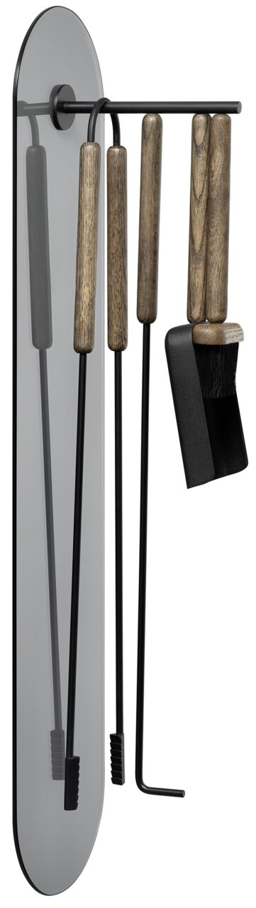 Kaminbesteck 5-teilig Ashi, bestehend aus Besen, Schaufel, Zange und Schürhaken mit Holzgriffen, an einer Wandhalterung montiert, seitliche Perspektive