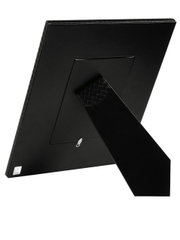 Achterkant van een zwarte fotolijst van 13 x 18 cm met standaard