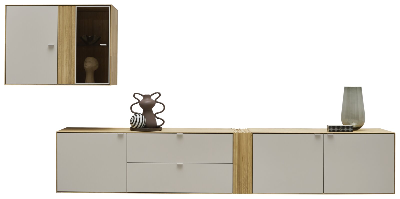 Moderne lage dressoir/sideboard in licht hout met grijze fronten, met vitrinekastdeel en decoratie, frontaal aanzicht