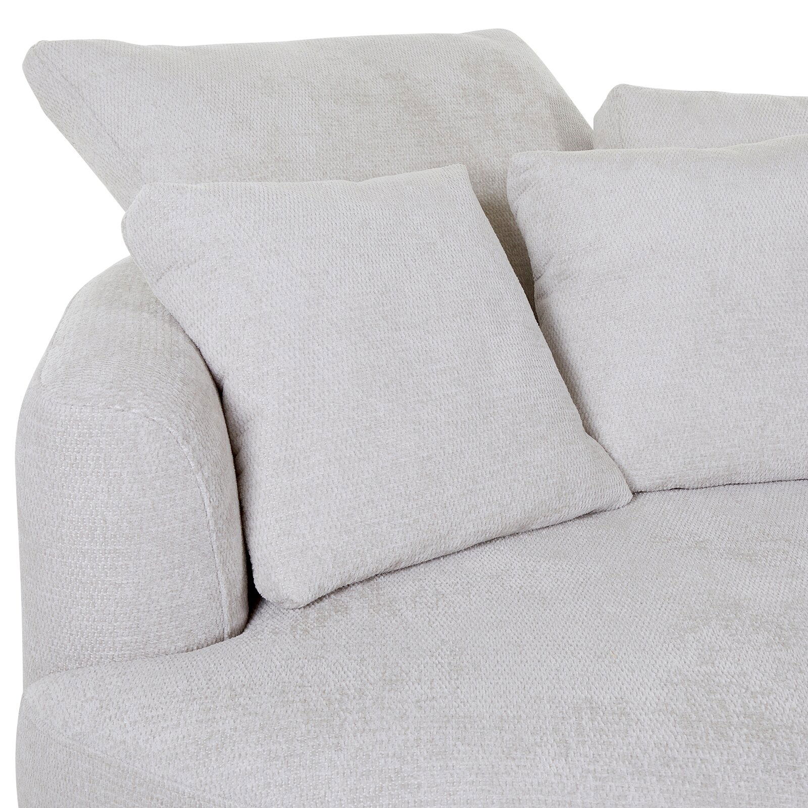 Nahaufnahme einer hellgrauen Rundecke mit Ottomane links, zwei großen Rückenkissen und einem kleineren Kissen, aus weichem Stoff.