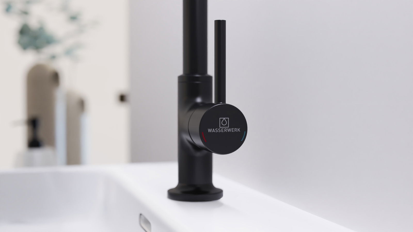 Schwarze Waschtischarmatur mit seitlichem Hebel, seitliche Perspektive