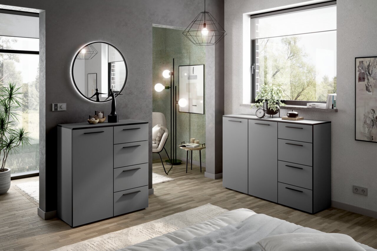 Moderne grijze ladekasten in een stijlvol ingerichte slaapkamer, zijaanzicht.