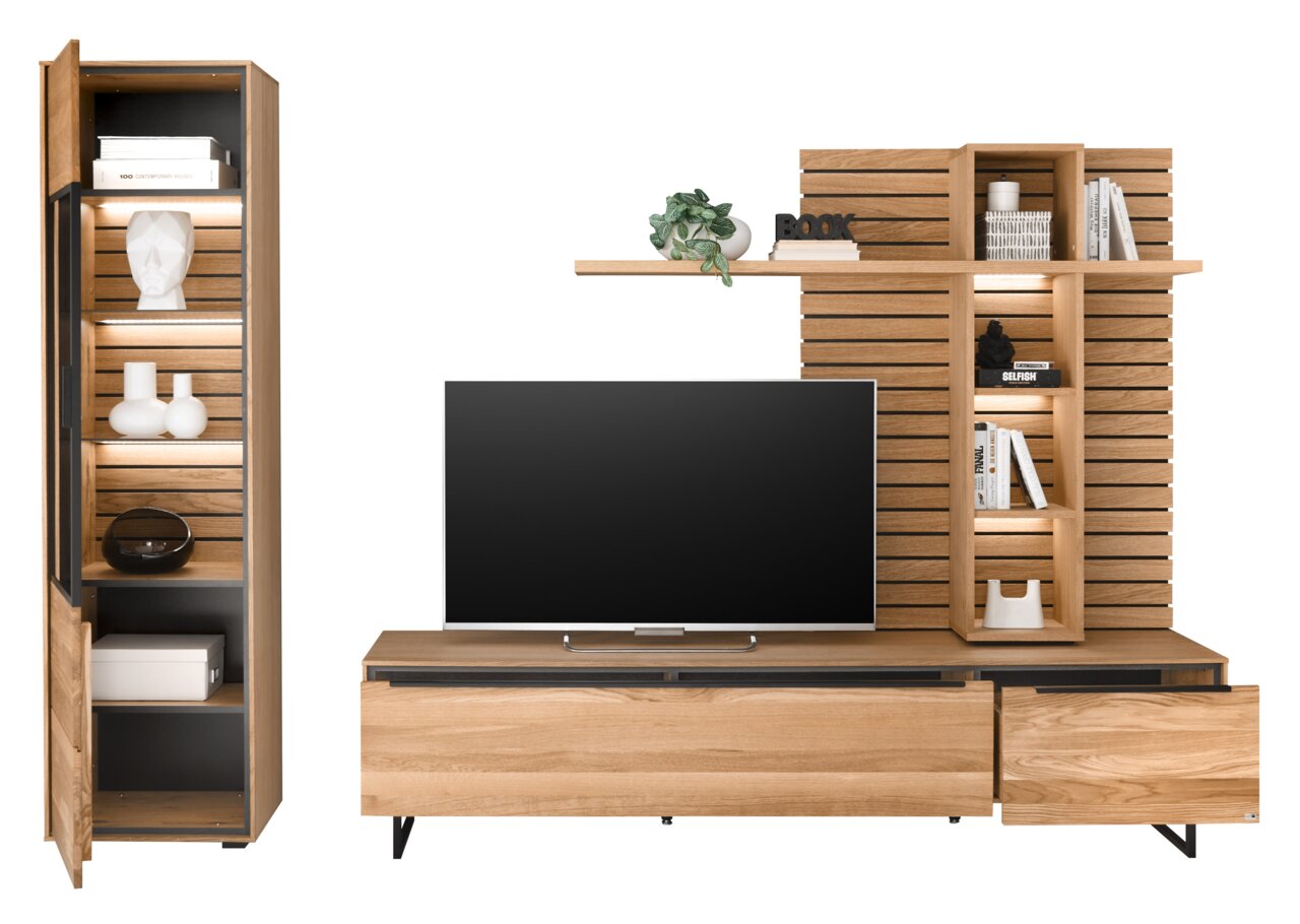 Houten wandmeubel met ingebouwde plank en tv-kast, gezien vanaf de voorkant
