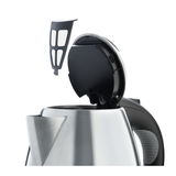 Nahaufnahme eines geöffneten Wasserkochers aus Edelstahl mit abnehmbarem Filter, seitliche Perspektive.