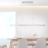 Moderne LED-Pendelleuchte PURE MOTO in minimalistischem Design, über einem Esstisch in einem hellen Raum, seitliche Perspektive.