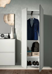 Moderner weißer Hänge-Garderobenschrank mit geöffneten Türen, zeigt einen Anzug, Schuhe und Aufbewahrungsboxen. Frontalansicht.
