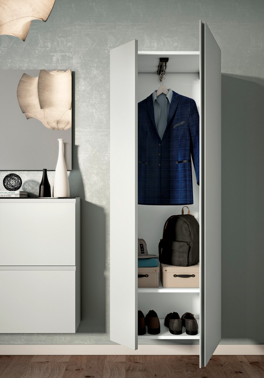 Moderner weißer Hänge-Garderobenschrank mit geöffneten Türen, zeigt einen Anzug, Schuhe und Aufbewahrungsboxen. Frontalansicht.