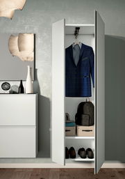 Moderner weißer Hänge-Garderobenschrank mit geöffneten Türen, zeigt einen Anzug, Schuhe und Aufbewahrungsboxen. Frontalansicht.