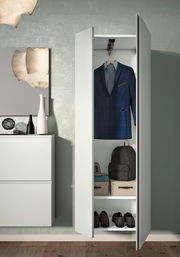 Moderner weißer Hänge-Garderobenschrank mit geöffneten Türen, zeigt einen Anzug, Schuhe und Aufbewahrungsboxen. Frontalansicht.