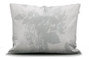 Dekoratives Kissen mit floralem Muster in Grautönen, Vorderansicht