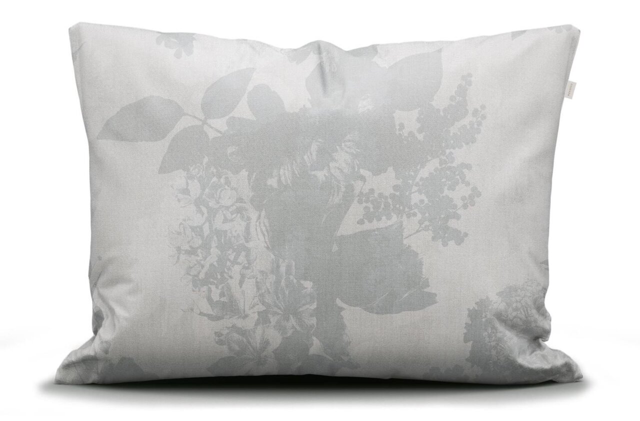 Dekoratives Kissen mit floralem Muster in Grautönen, Vorderansicht