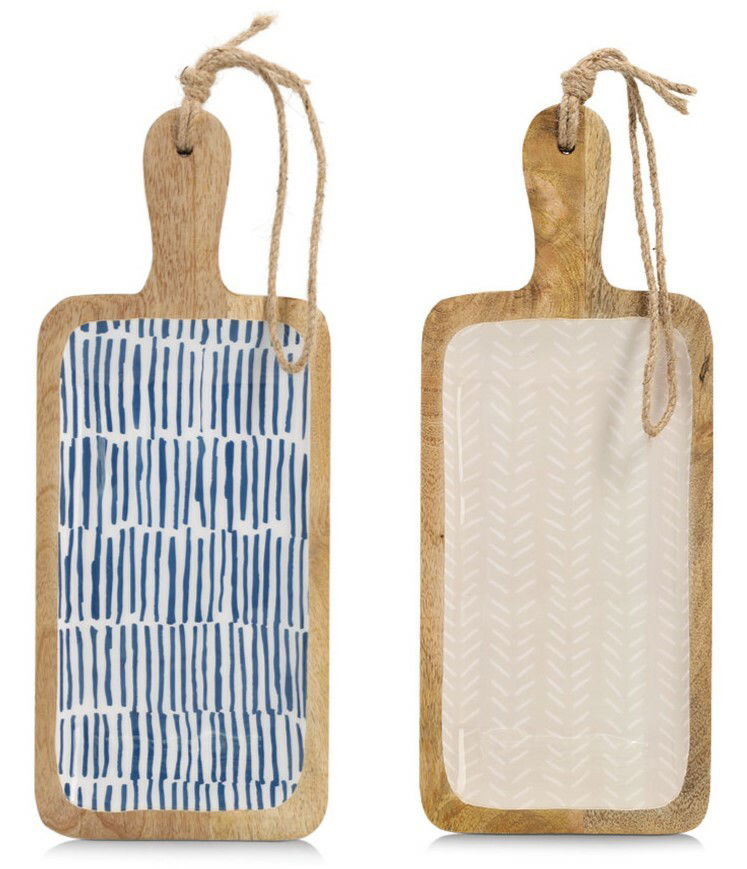 Zwei Servierbretter aus Mangoholz mit dekorativen Mustern, eines mit blauen Streifen und das andere mit einem weißen Fischgrätenmuster, beide mit Kordel zum Aufhängen, aus der Vorderansicht.