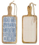Zwei Servierbretter aus Mangoholz mit dekorativen Mustern, eines mit blauen Streifen und das andere mit einem weißen Fischgrätenmuster, beide mit Kordel zum Aufhängen, aus der Vorderansicht.
